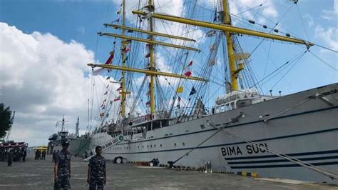 Foto Bawa 3 Misi KRI Bima Suci Bersandar Di Perairan Bali