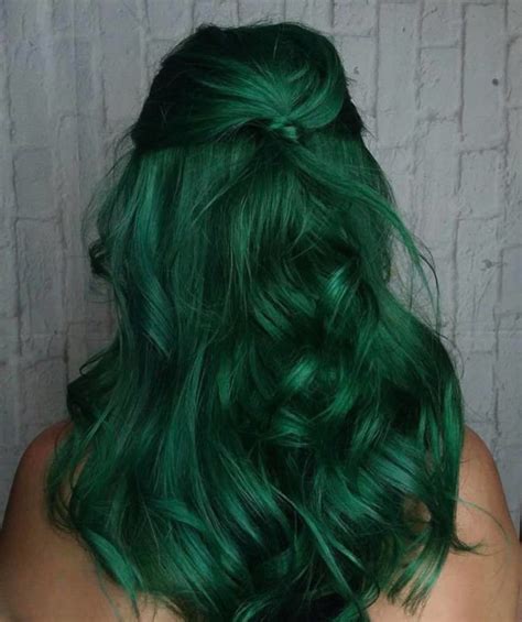 This Falls Evergreen Hair Color Trend Is Not For The Faint Of Heart Emerald Green Hair Green