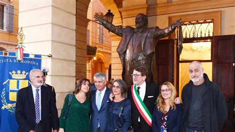 Modena Ecco La Statua Dedicata A Luciano Pavarotti Accanto Al Teatro