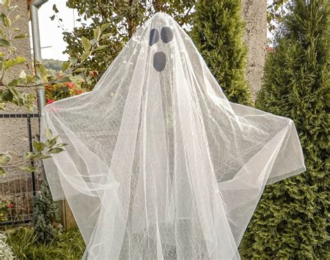 How To Make Chicken Wire Ghost Figures Easy Steps Wire Fence