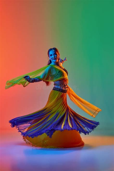 Cultura India Bella Mujer Con Elegante Vestimenta Bailando Danza