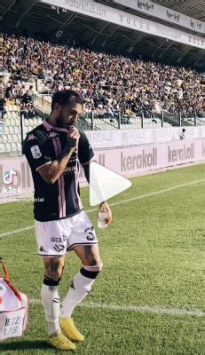 Modena Palermo Valente E Il Bacio Sulla Maglia Durante La Sostituzione