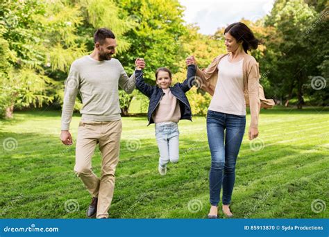 Familia Feliz Que Camina En Parque Del Verano Y Que Se Divierte Foto De