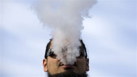 New report hints at why vaping illnesses may have sprung up in 2019