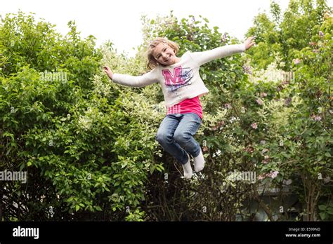 Petite Fille Sauter Banque De Photographies Et Dimages Haute