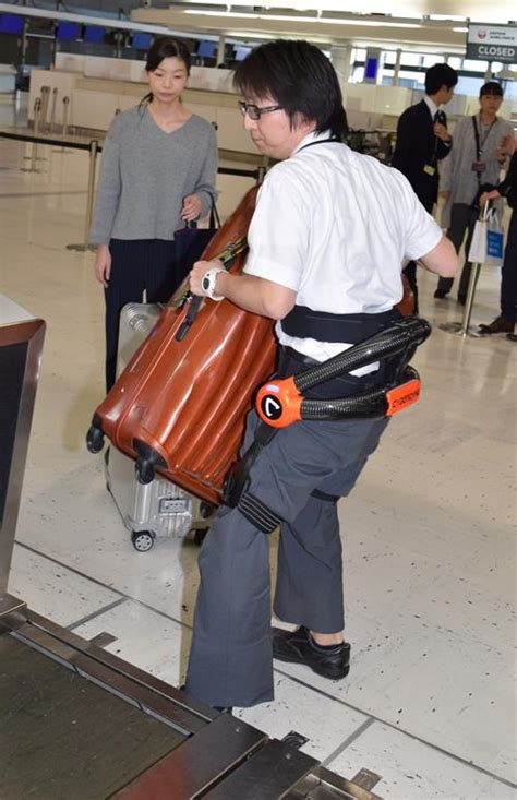 重い手荷物運び腰の負担軽減へ ロボットスーツ試験導入 成田空港 千葉日報オンライン