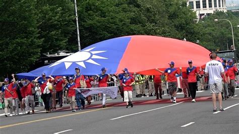 華府陣亡將士紀念日遊行！駐美官員受邀 33人合舉「中華民國巨幅國旗」 國際 三立新聞網 Setn