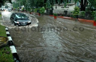 Banjir Di Jalan Jenderal Sudirman Jakarta Datatempo