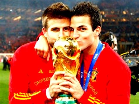 gerard pique and cesc fabregas kiss - Gerard Piqué Wallpaper (18431360 ...