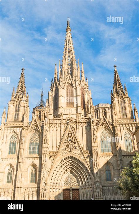 La Facciata Della Cattedrale Metropolitana Basilica Di Barcellona Noto