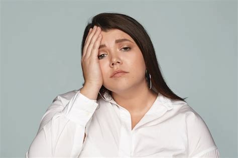 Retrato De Una Mujer Expresiva En El Estudio Foto Gratis