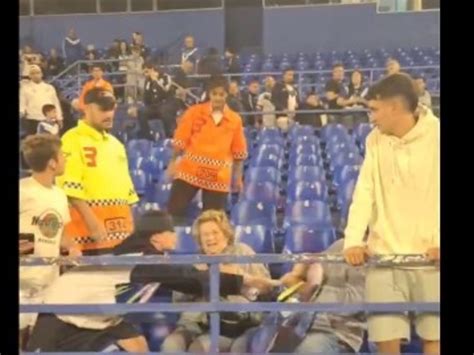 La insólita pelea por la camiseta de Bouzat en la platea de Vélez
