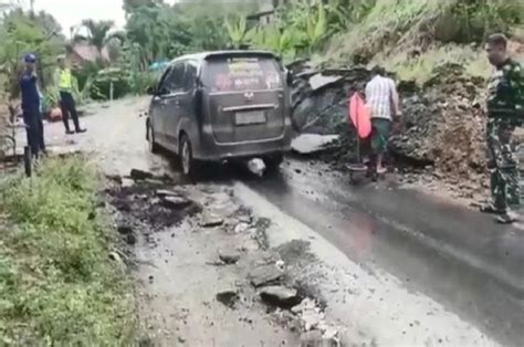 Jalan Trans Sulawesi Enrekang Toraja Ambles Macet Kilometer