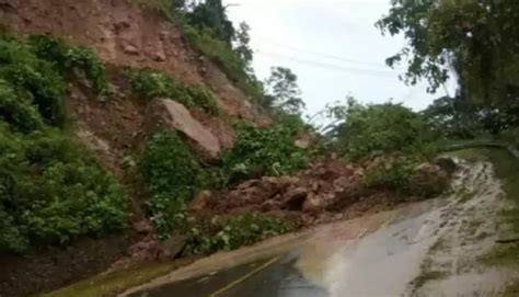 Tebing Longsor Tutup Jalan Trans Sulawesi Lalu Lintas Lumpuh Total