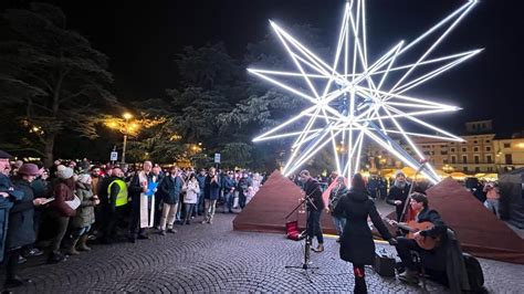 Accesa Nuova Stella Di Natale In Piazza Bra Polemiche Costi