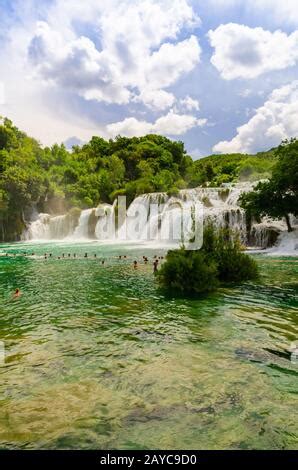 Increíbles cataratas de agua cristalina en el bosque en el Parque