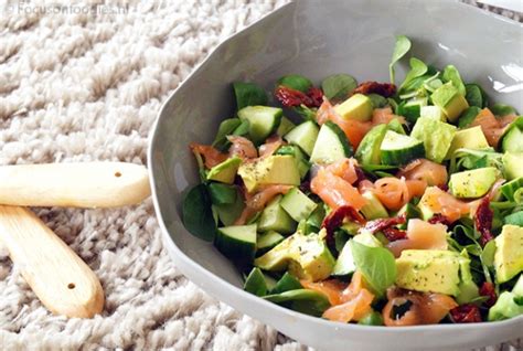 Recept Voor Frisse Salade Met Gerookte Zalm Avocado En Komkommer