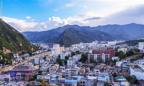 甘肃宕昌县古香古色的建筑，矗立在山顶的高庙山公园