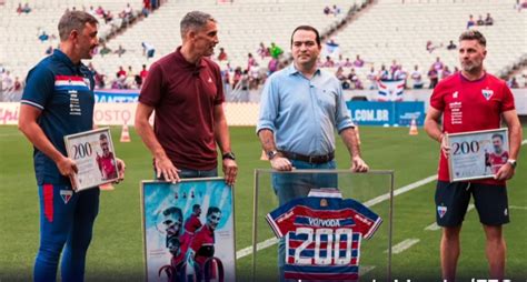 Treinador Juan Pablo Vojvoda Homenageado Pelos Jogos No Comando