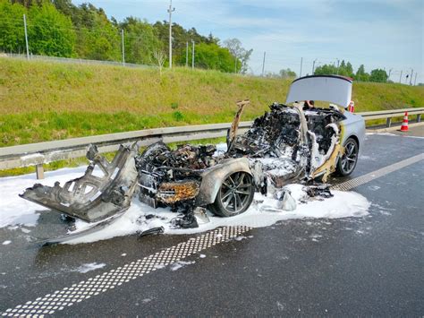 Audi prawie doszczętnie spłonęło na drodze S5 niedaleko Leszna Rawicz