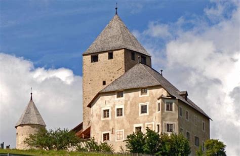 Burgen und Schlösser in den Dolomiten Südtirol