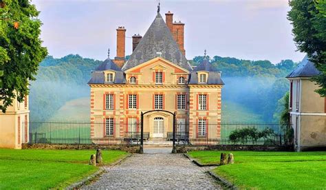 Connaissez vous ce charmant château perché sur leau à 30 min de Paris