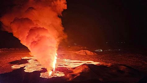 Iceland Volcano Erupts Again Fountains Of Lava Soaring 165 Feet