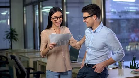 Jefe Masculino Satisfecho Feliz Con El Informe Correcto Del Contable De