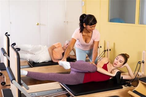 Entrenadora Femenina Ayuda A Una Mujer A Hacer Ejercicios De