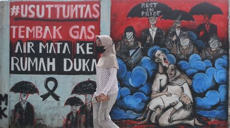 Seni Mural Tragedi Kanjuruhan Di Malang Ada Gambar Tembakan Gas Air