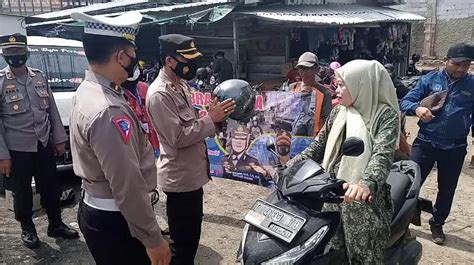 Operasi Zebra Polres Subang Bagi Bagi Helm Gratis Ke Pengguna