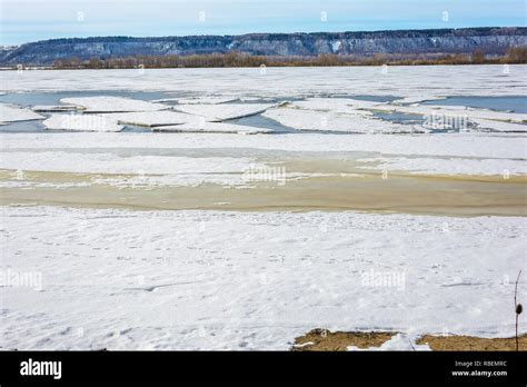 Una Gruesa Capa De Hielo Sobre El Río Se Rompe En Pedazos Bajo La