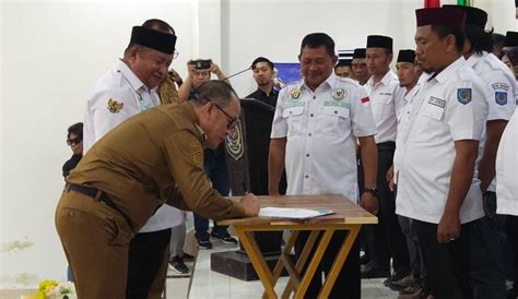 Pj Bupati Harmin Ramba Kukuhkan Dpc Apdesi Konawe Telisik Id