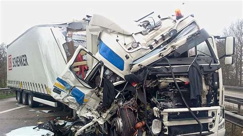 Bei einem schweren Auffahrunfall auf der Autobahn 1 bei Groß Ippener