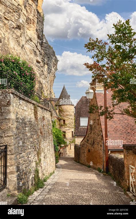 L étroite rue piétonne du village médiéval de la Roque Gageac s étend