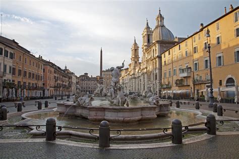 罗马 纳沃纳广场在早晨和fontana Dei Fiumi贝尔尼尼和egypts方尖碑和圣诞老人agnese在过去的教会里 库存图片 图片