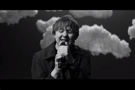 Lewis Capaldi dévoile le clip de la chanson Hold Me While You Wait