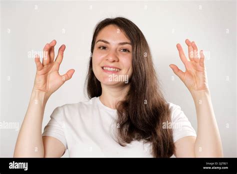 A Woman Shows An Unusual Ability To Bend Her Fingers In Only One Joint