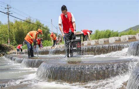 浙江德清：巡河护水 美化家园 人民图片网