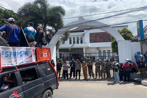 Tolak Aturan JHT Buruh KBB Blokade Jalan Di Depan Kantor DPRD