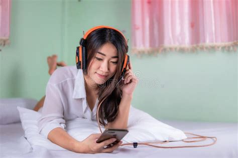 Woman Smilingbeautiful Asian Women Wearing White Shirts Listening To