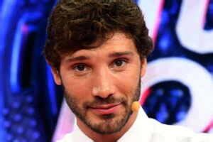 Stefano De Martino prende il posto di Amadeus su Rai 1 è raccomandato