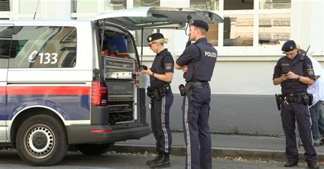 Falsche Polizisten 80 Jährige um fast 20 000 Euro betrogen krone at