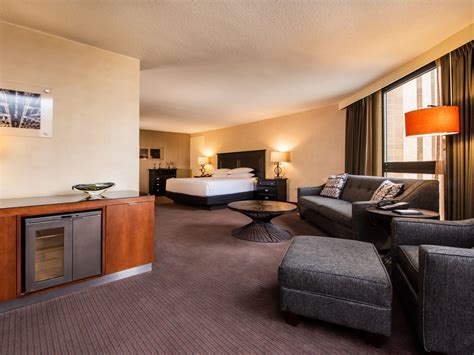 Spacious Hotel Suites in Downtown Chicago | Hyatt Regency Chicago