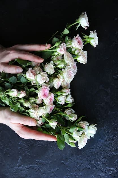 Manos Sosteniendo Flores Sobre Fondo Negro Ramo De Rosas Lay Flat