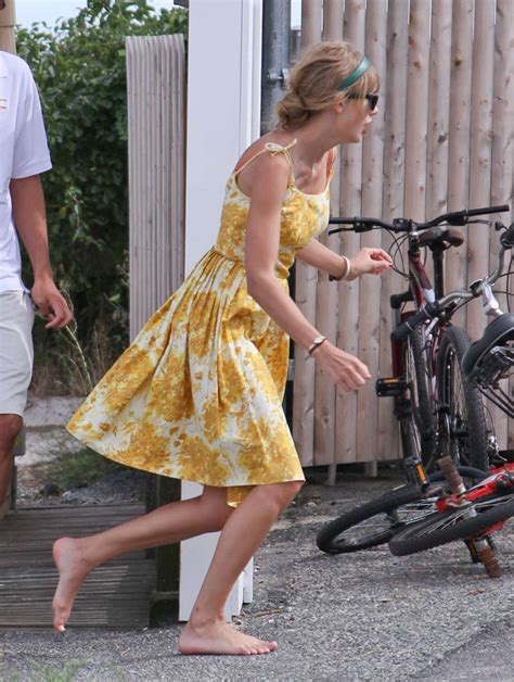 Taylor Swift | Taylor swift legs, Taylor swift hot, Taylor swift style