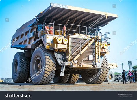 1 Caterpillar Mining Truck 797 People Images, Stock Photos, 3D objects ...