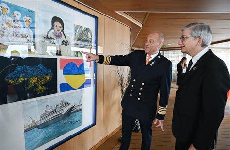 Premier navire de la saison des croisières Le capitaine du Volendam