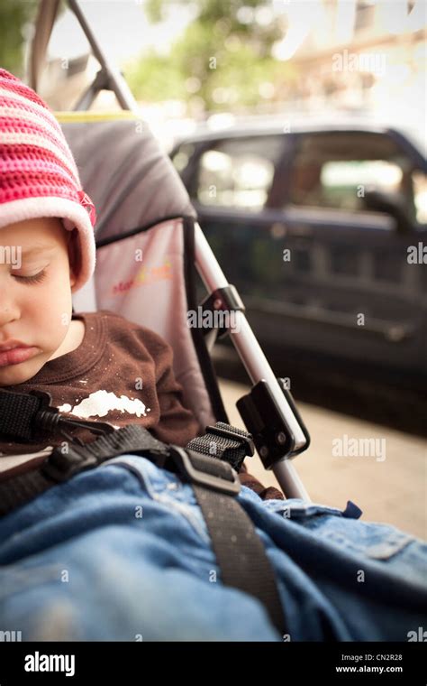 Ni Os Durmiendo En Carro Fotograf As E Im Genes De Alta Resoluci N