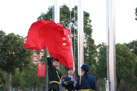 信息技术学院举行升旗仪式暨“青春献礼二十大，砥砺奋进新征程”主题教育活动